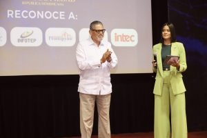 Rector del ITSC recibe reconocimiento por respaldar la premiación del evento de emprendimiento “Innova con Monte de Piedad 2023”