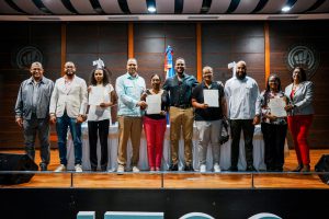 Ministerio de la Juventud entrega becas a estudiantes del ITSC