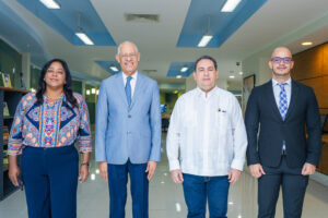 El Dr. José Ramón Holguín Brito, rector del Instituto Técnico Superior Comunitario (ITSC), recibió la visita del Dr. Mario Lama, director ejecutivo del Servicio Nacional de Salud (SNS)