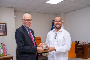 Rector ITSC recibe visita del doctor en Educación Juan Martínez Nova