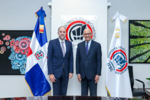 El Dr. José Ramón Holguín Brito, titular del Instituto Técnico Superior Comunitario (ITSC), recibió la visita del Dr. David Julien, secretario general ejecutivo de la organización Universitaria Interamericana (OUI)
